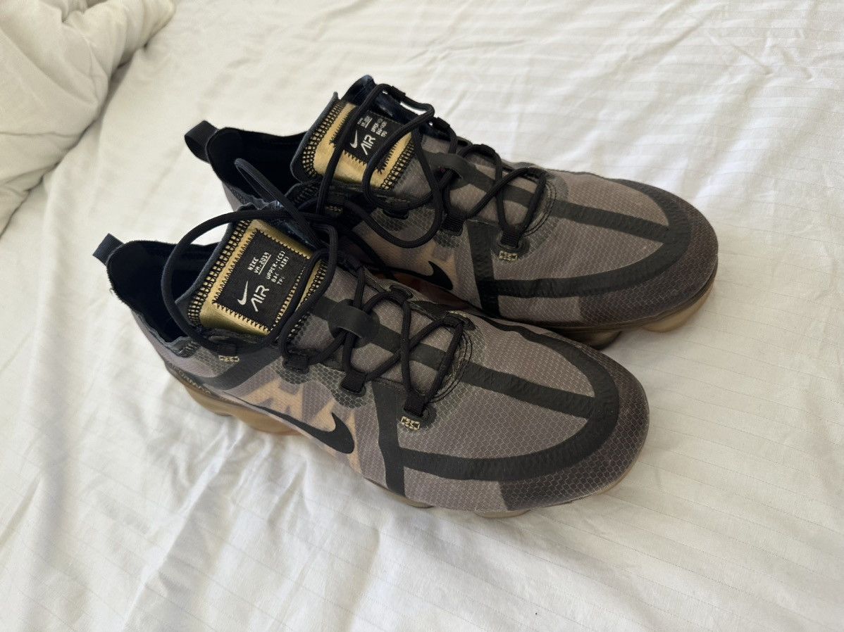 Nike Nike Air VaporMax 2019 Black Metallic Gold Size US 10 / EU 43 - 3 Thumbnail