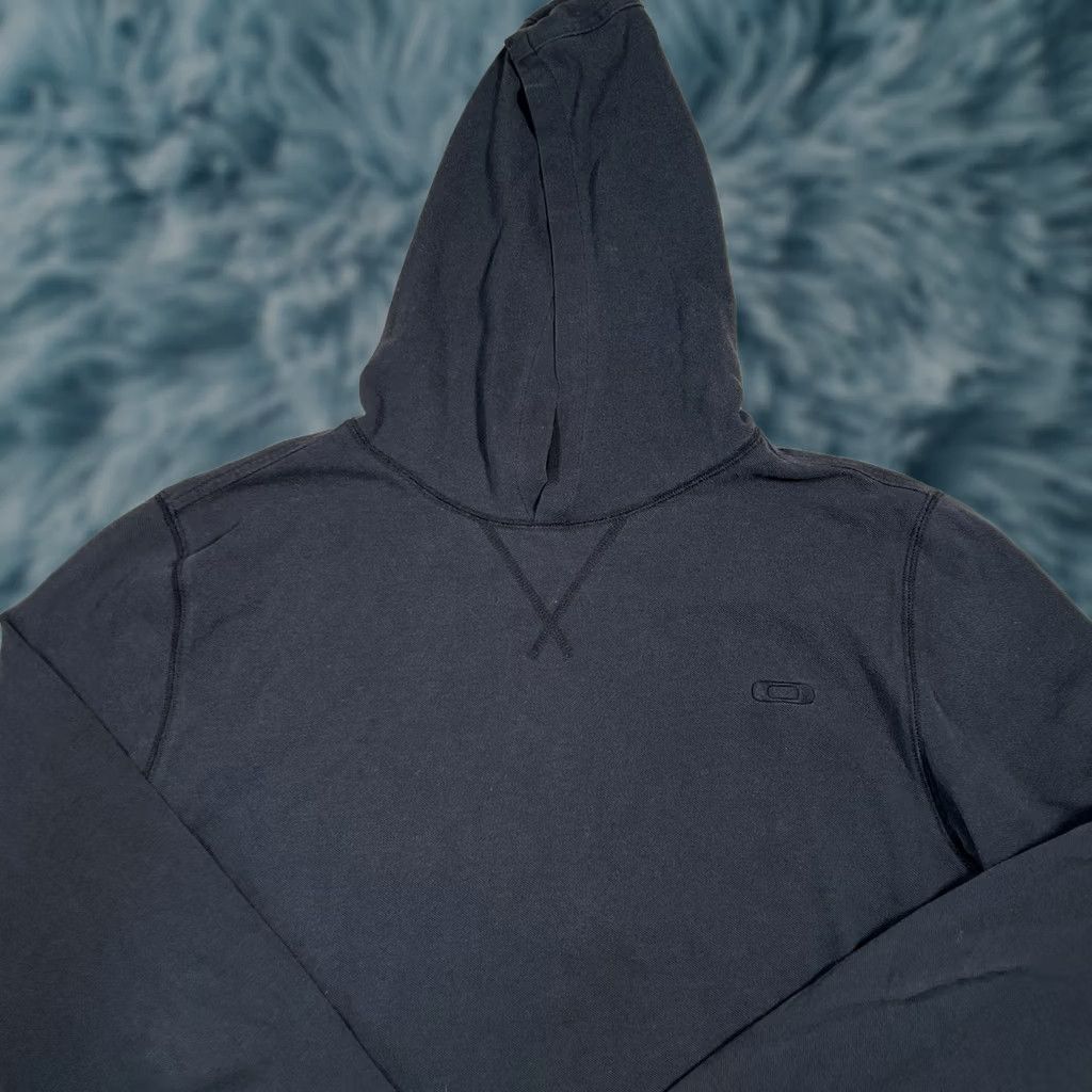 Oakley VINTAGE Oakley Black Pullover Hoodie Embroidered Logo Size M Mens Hoodie Pullover Black Embroidered 90s Y2K Size US M / EU 48-50 / 2 - 1 Thumbnail