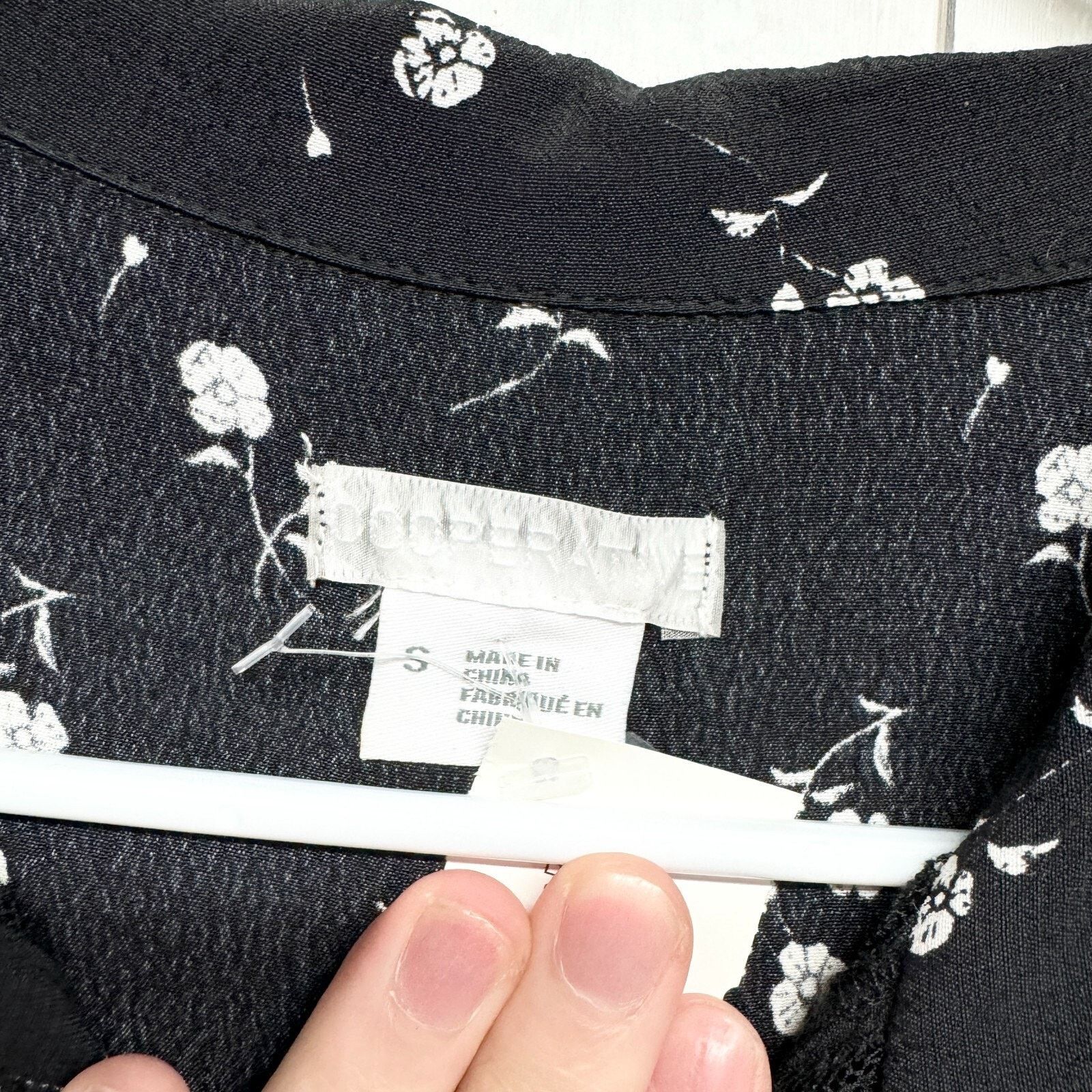 Urban Outfitters Urban Outfitters Romper Size Small Black Floral Cap Sleeve Size 27" / US 4 / IT 40 - 3 Thumbnail