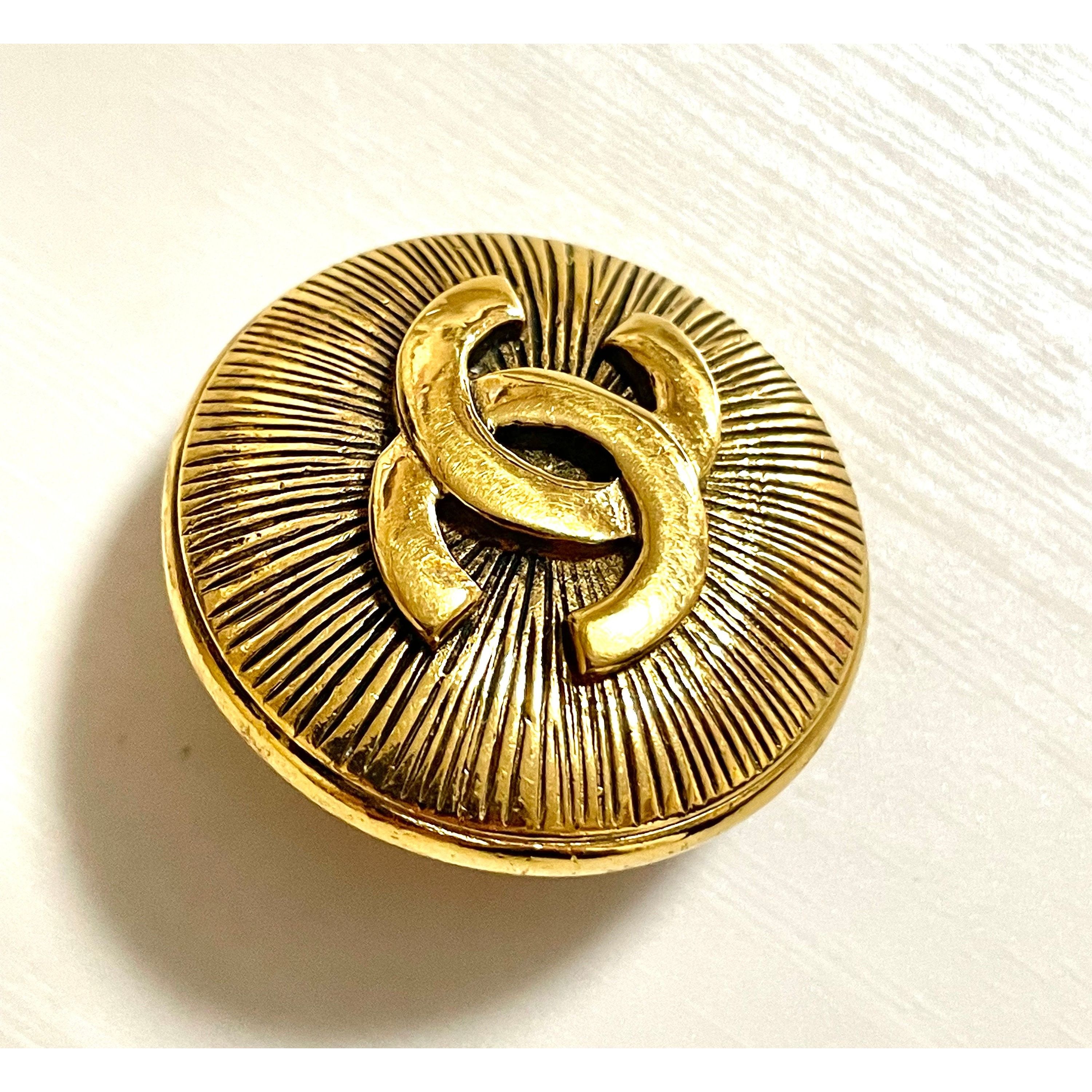 Chanel Vintage CHANEL round CC brooch, sunburst design. France Size ONE SIZE - 2 Thumbnail
