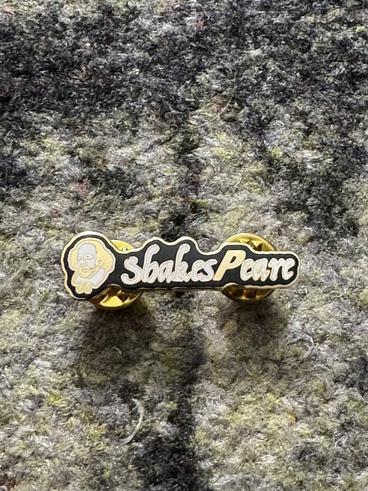 Palace Palace Shakespeare Pin Size ONE SIZE - 1 Thumbnail