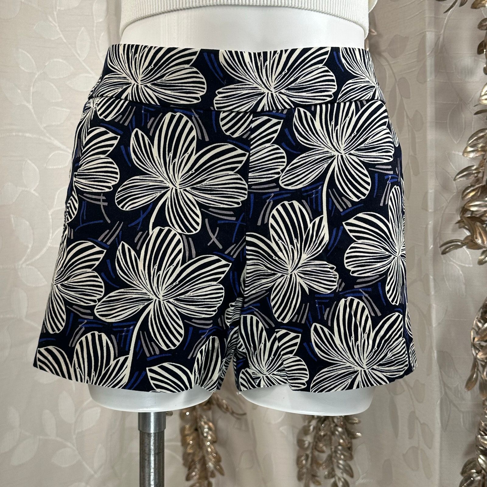 J.Crew J.Crew Women’s Size 6 Navy White Floral Shorts Cotton Resort Size 28" / US 6 / IT 42 - 2 Thumbnail