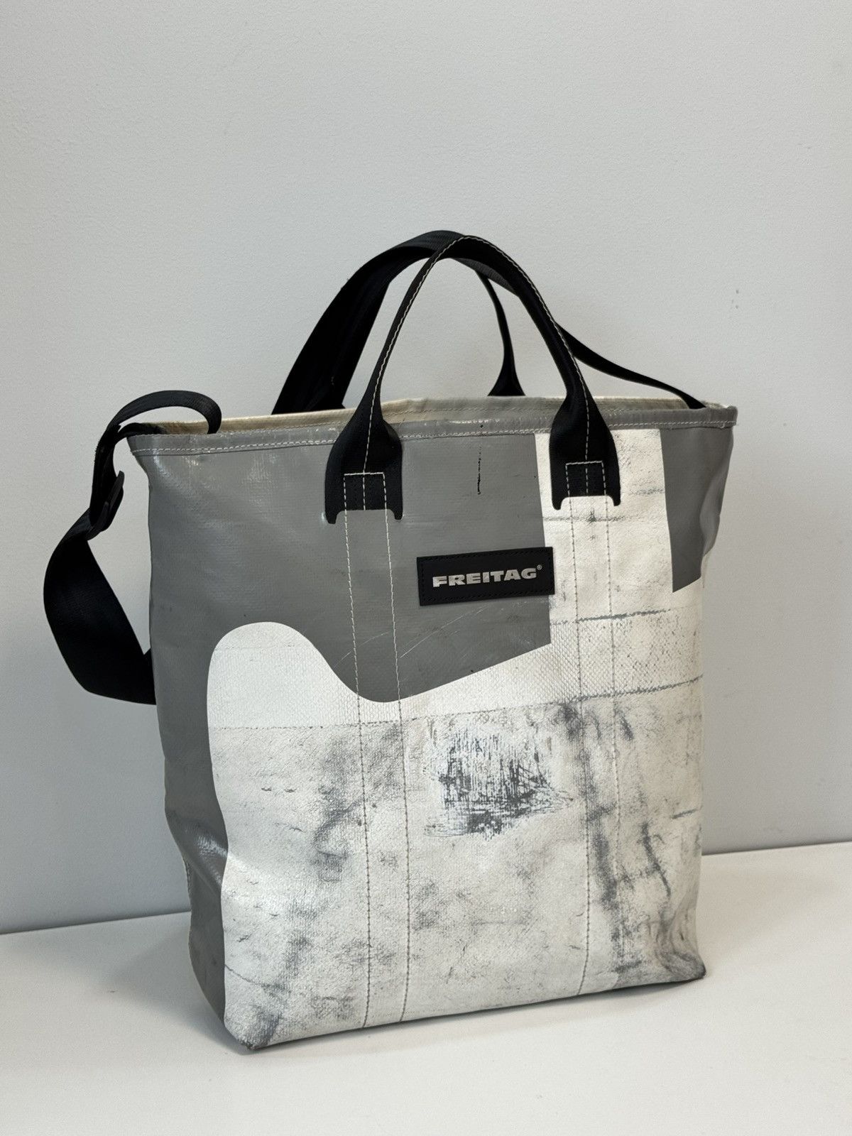 【希少】FREITAG｜F74 BOB FREITAG F74 BOB Vintage White/Burgundy Used Pvc Crossbody Tote bag