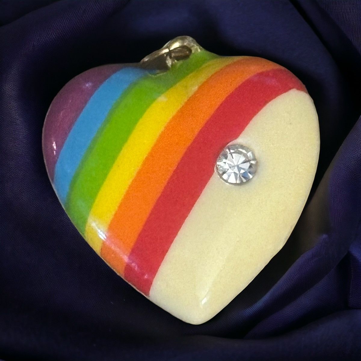 Vintage Vintage lucite rainbow heart pendant with rhinestone Size ONE SIZE - 1 Thumbnail