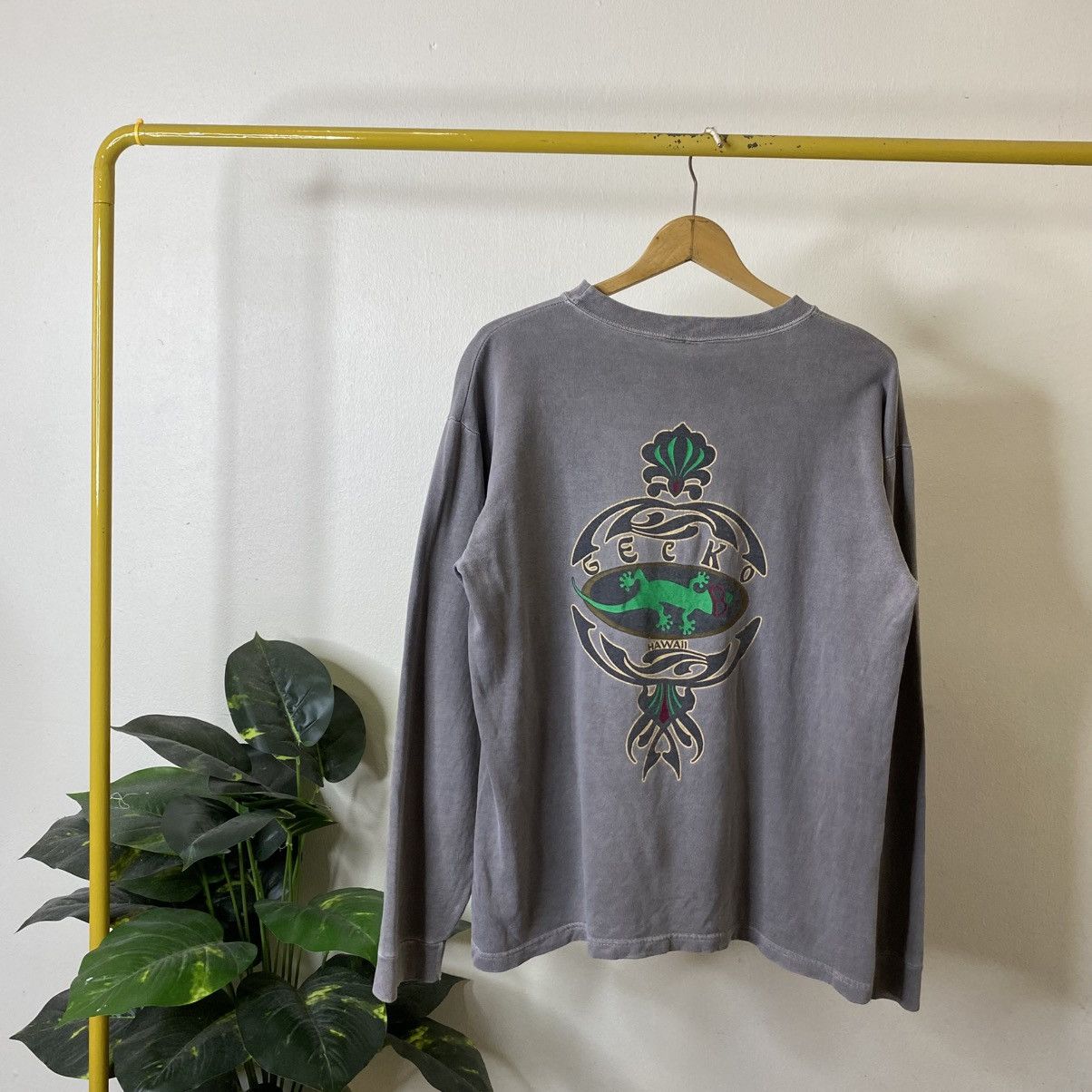 Vintage 1990s Gecko Hawaii Surf Big Back Graphic Ls T Shirt Size US L / EU 52-54 / 3 - 1 Thumbnail