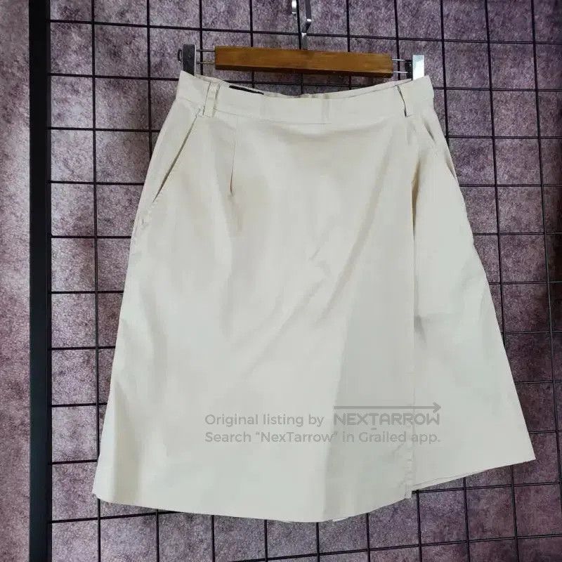 Burberry Burberry Summer Beige Embroidered Logo Shorts. Size 26" / US 2 / IT 38 - 3 Thumbnail