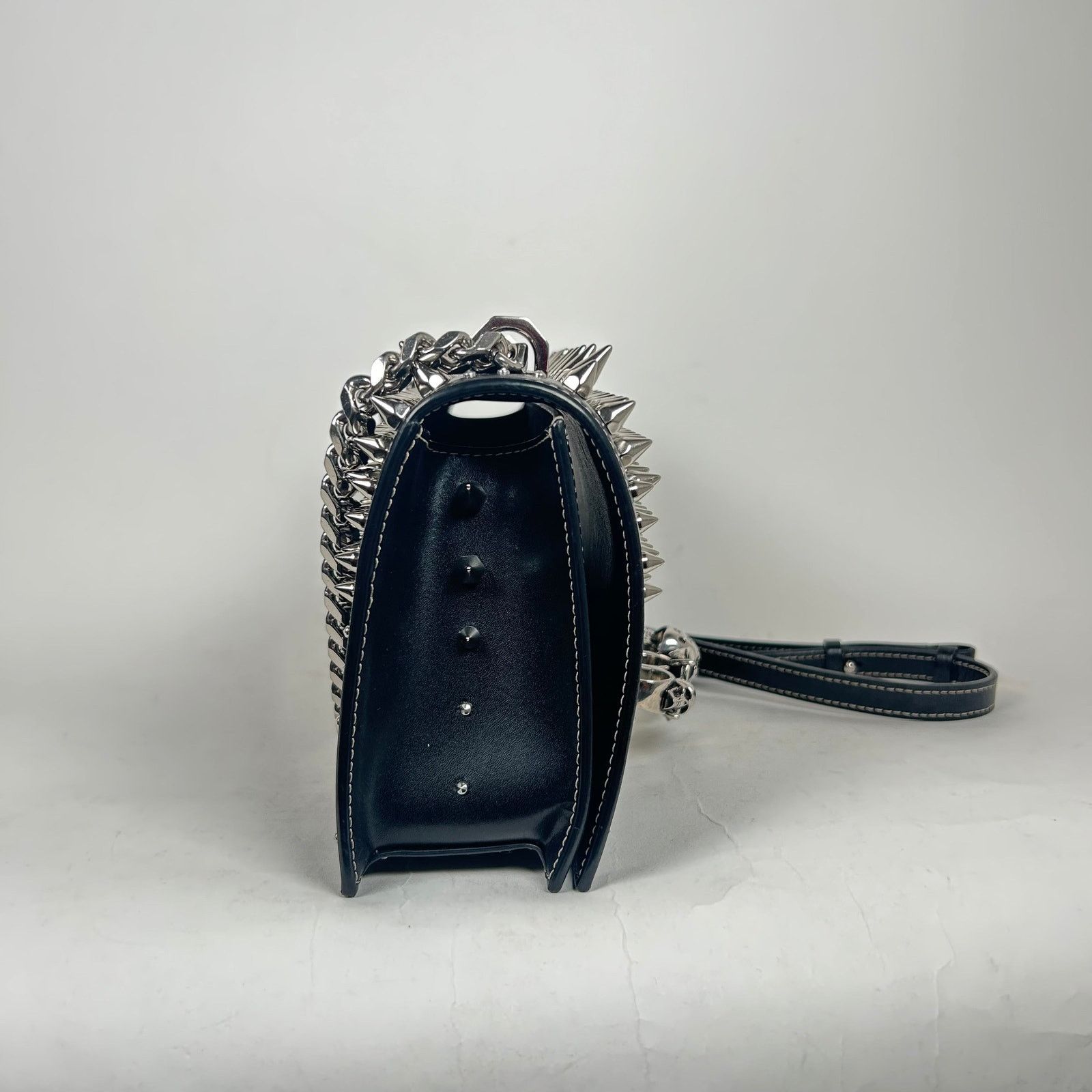 Alexander McQueen Alexander McQueen Black Jeweled Spike Skull Shoulder Bag Size ONE SIZE - 5 Thumbnail