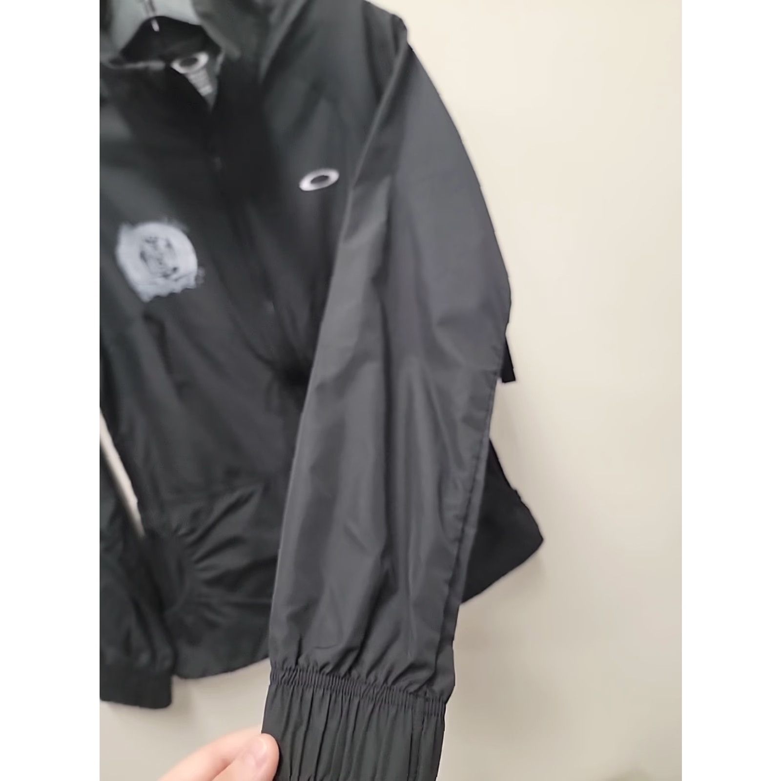 Oakley NWT Oakley Windbreaker Jacket XS Women’s Full Zip Black Bloods Tv 19 Chest 19 Length 25.5 Size XS / US 0-2 / IT 36-38 - 7 Thumbnail