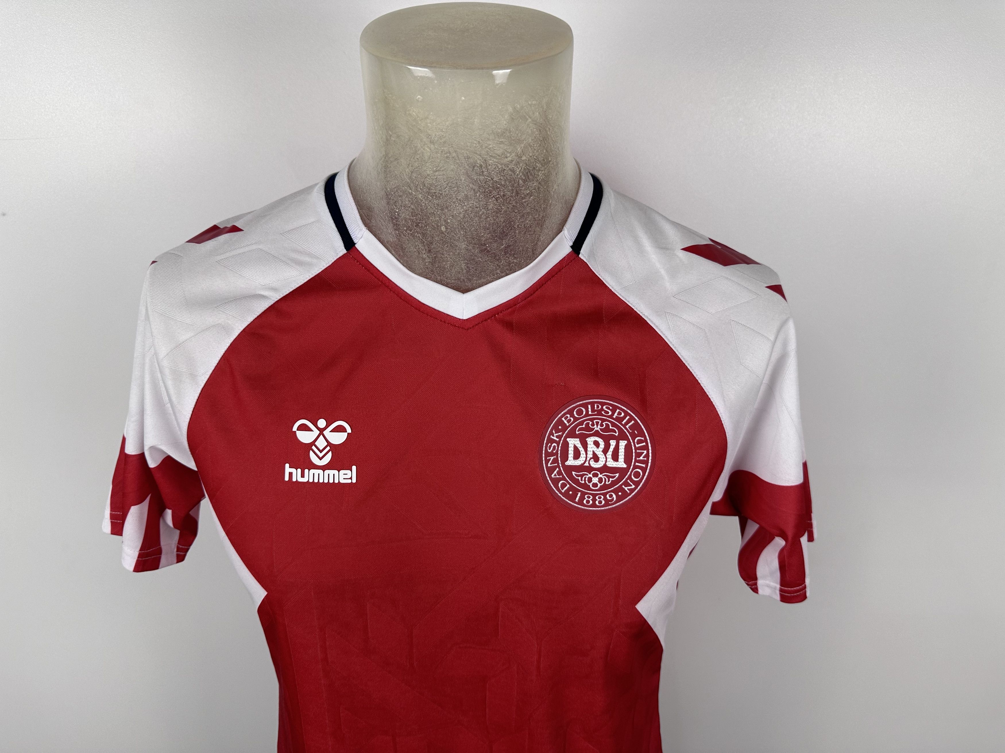 Hummel × Vintage DENMARK 2023 2024 HOME FOOTBALL SHIRT SOCCER JERSEY HUMMEL Size US S / EU 44-46 / 1 - 4 Thumbnail