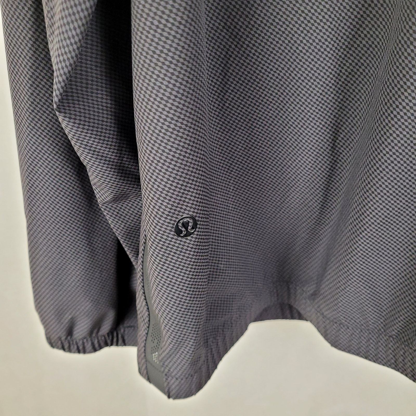 Lululemon Lululemon Men black and grey reversible full zip windbreaker Size US L / EU 52-54 / 3 - 8 Thumbnail