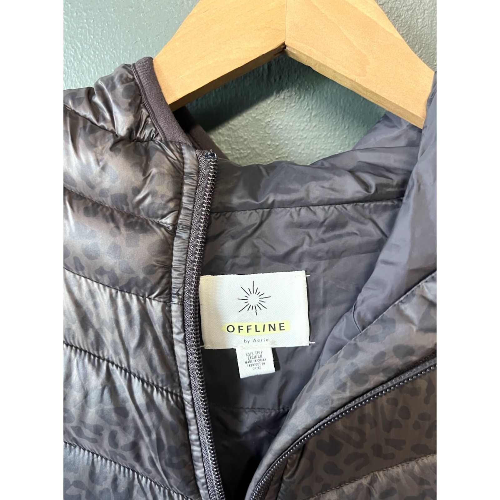 Vintage Aerie Offline Gray Animal Print Quilted Puffer Jacket Full Zip XS Women Coat Size XS / US 0-2 / IT 36-38 - 3 Thumbnail