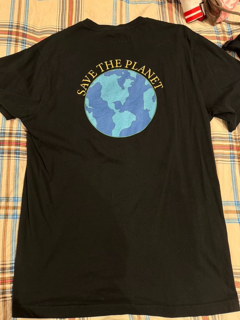 Vetements Vetements Vetements black T-shirt with cafe letter earth p Size US S / EU 44-46 / 1 - 4 Thumbnail