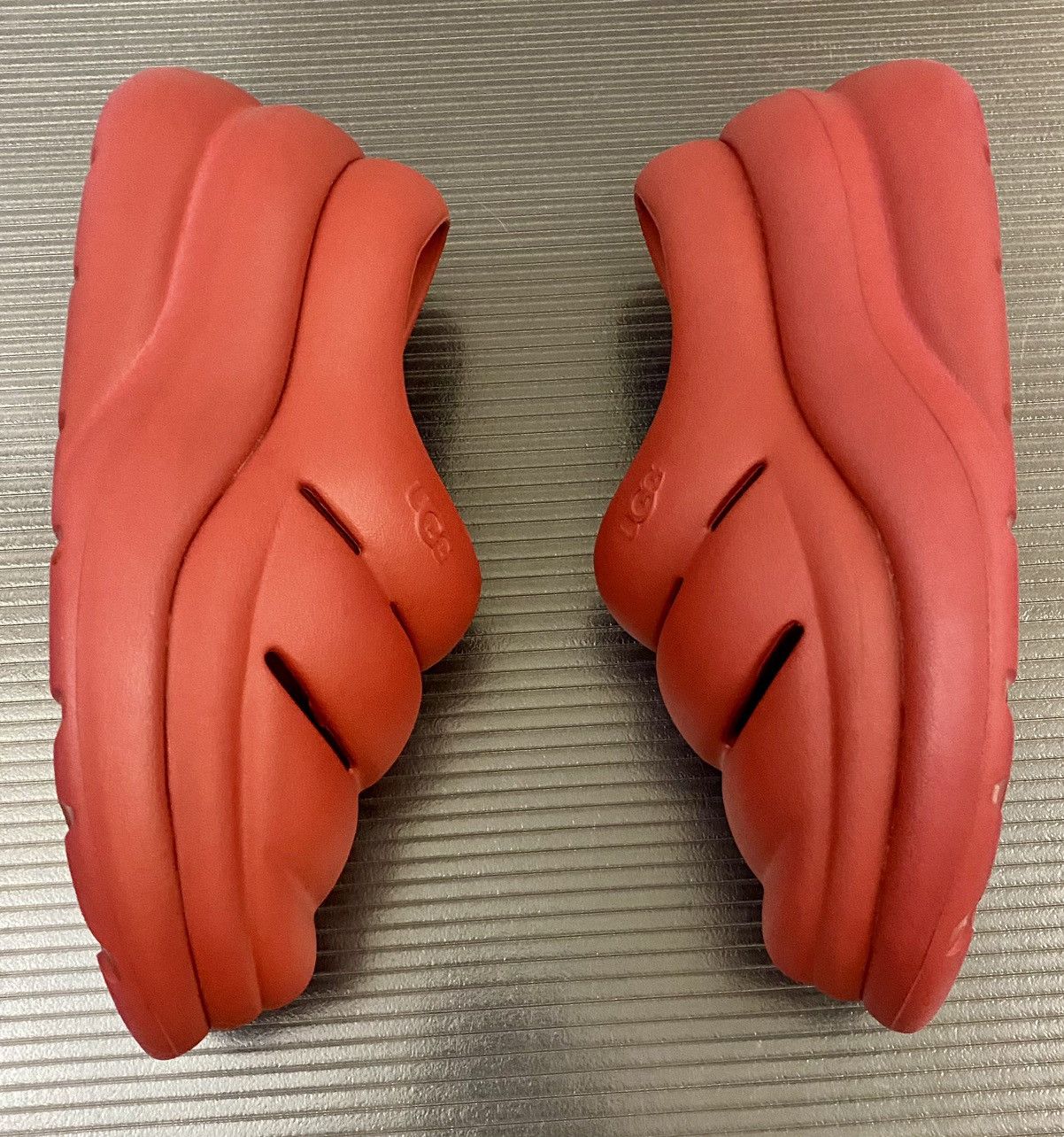 Ugg Ugg Sport Yeah Molded Clog Samba Red Women Size 9 VGC Size US 9 / IT 39 - 2 Thumbnail