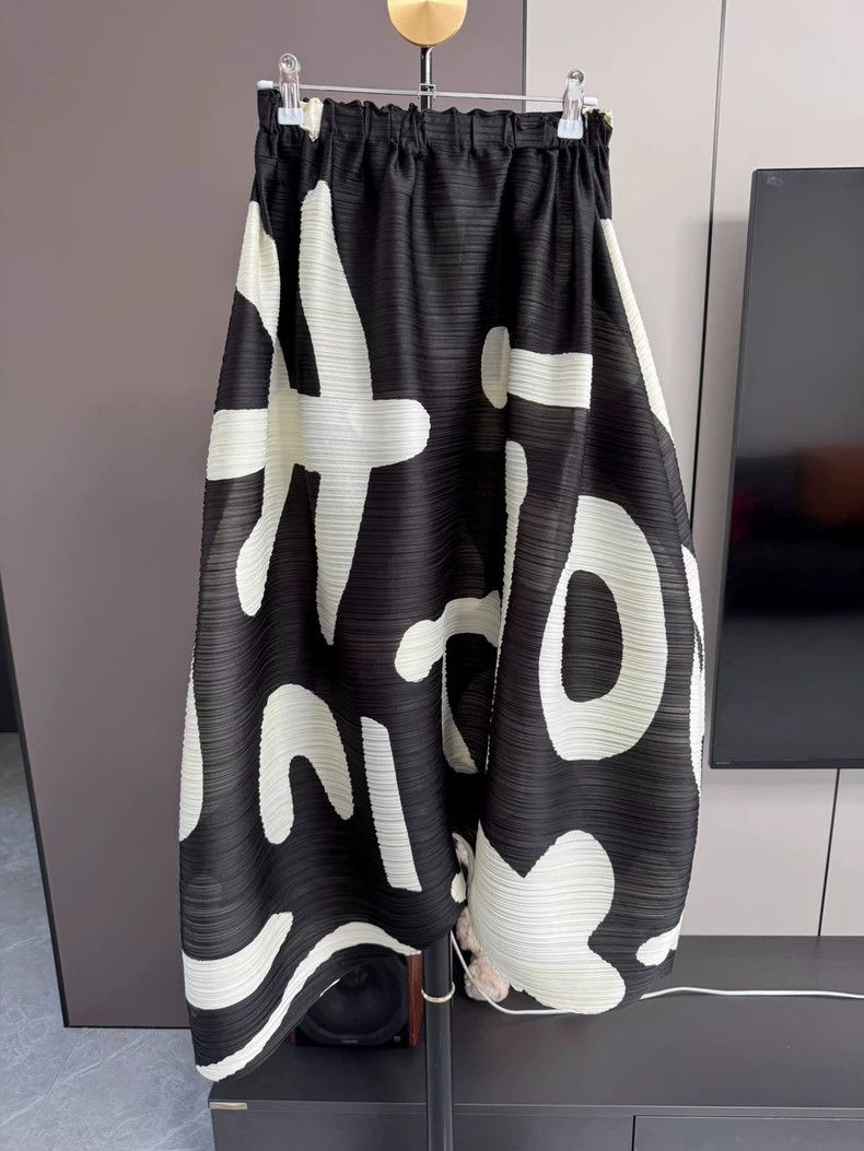 Issey Miyake Issey Miyake size:3 A black oracle bone script skirt Size 34" / US 12 / IT 48 - 1 Thumbnail