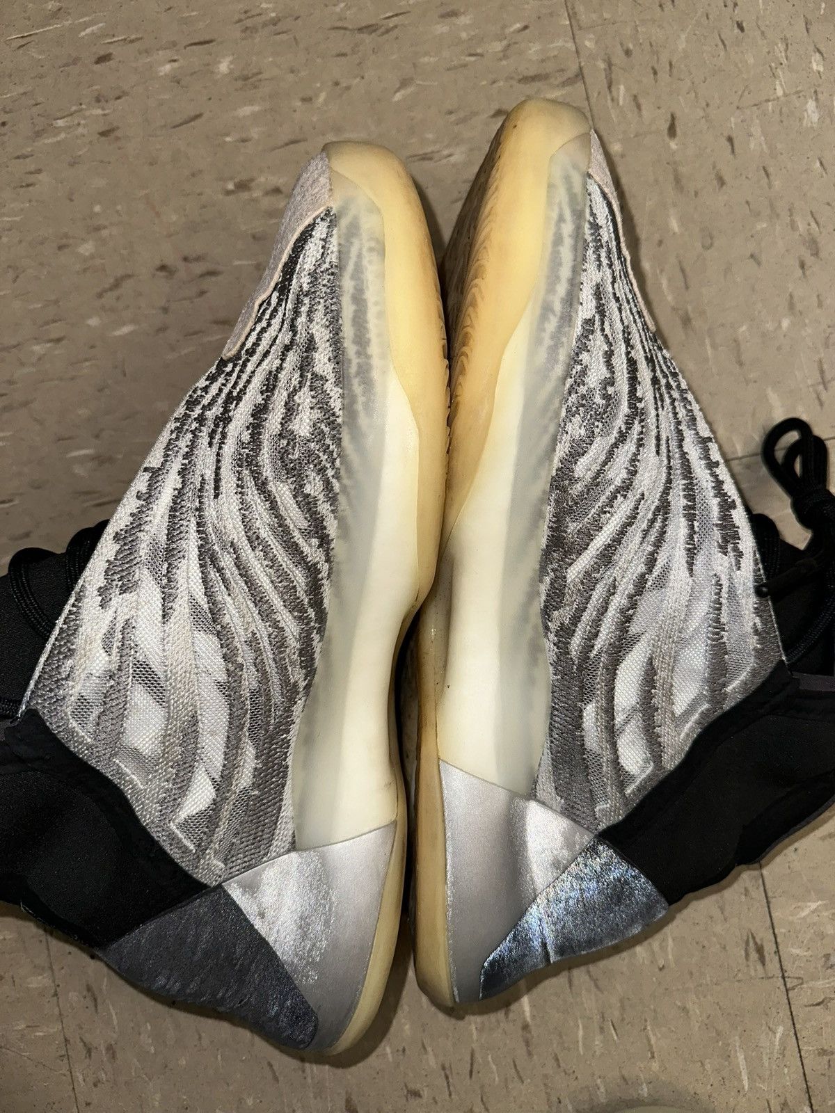 Adidas Yeezy Quantum Size US 9 / EU 42 - 3 Thumbnail
