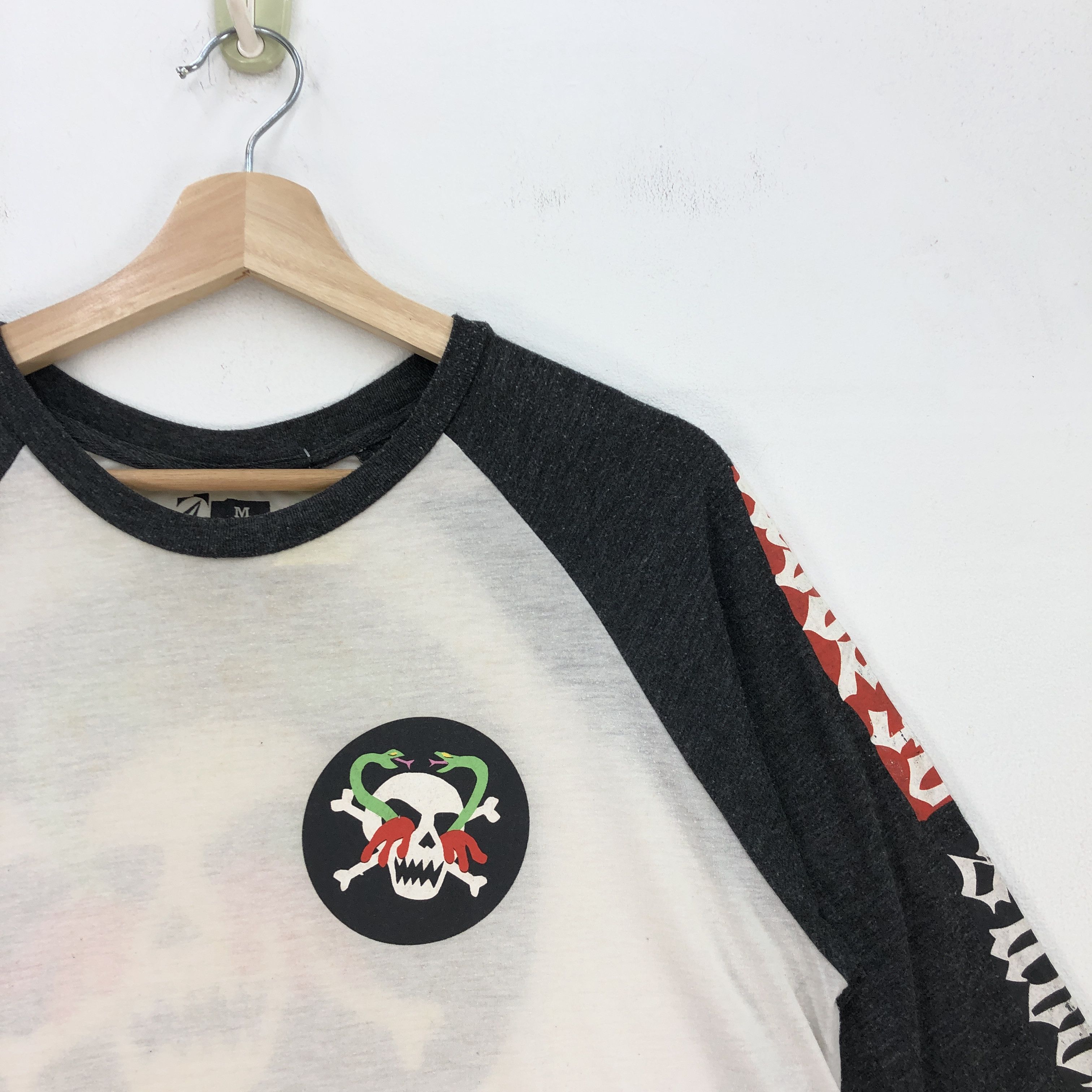 Vintage Volcom T Shirt Snake Skulls Volcom Surf Skater Tees Size US S / EU 44-46 / 1 - 6 Thumbnail