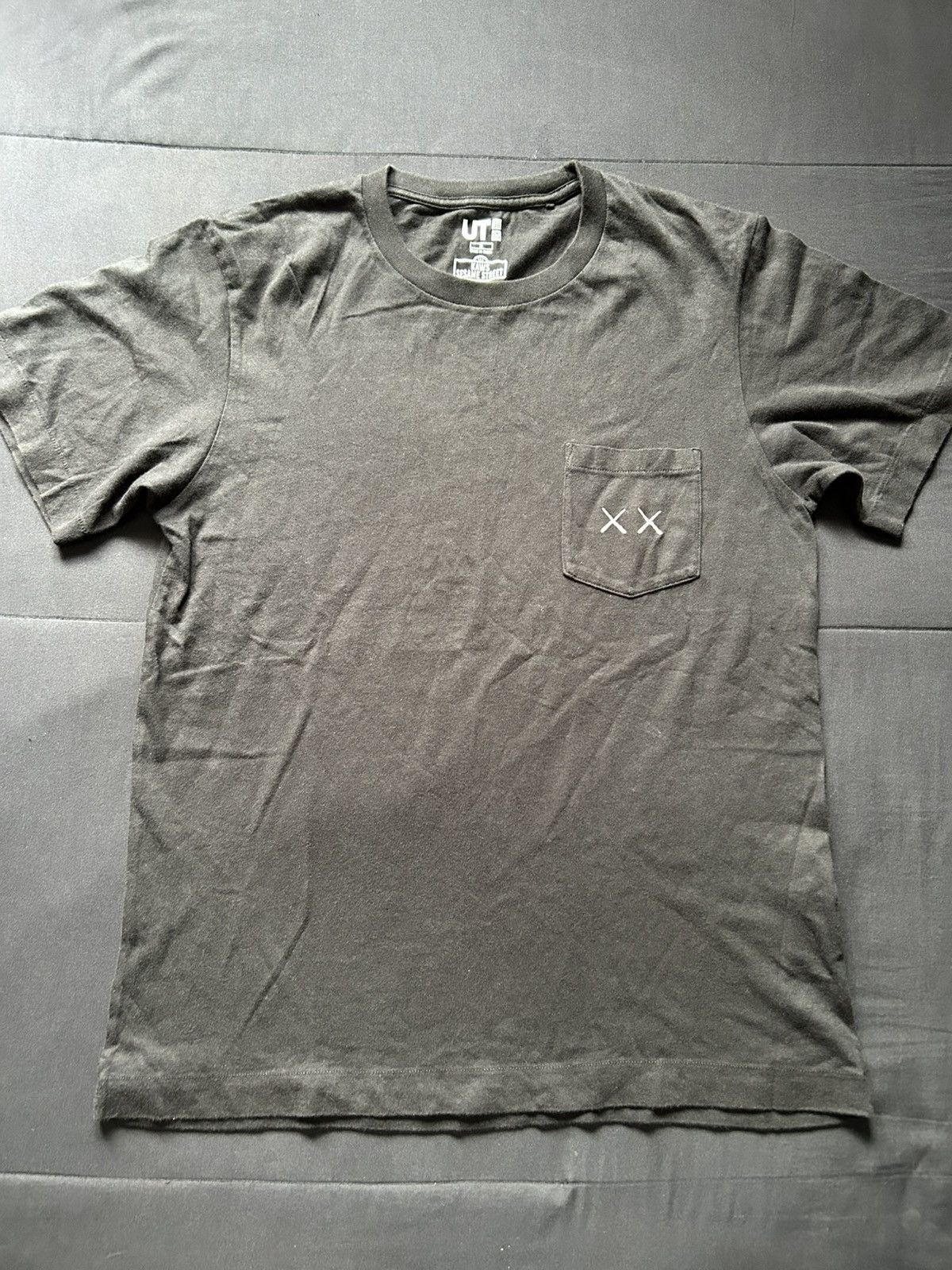 Kaws × Uniqlo Kaws x Uniqlo Sesame Street Shirt Size US S / EU 44-46 / 1 - 1 Thumbnail