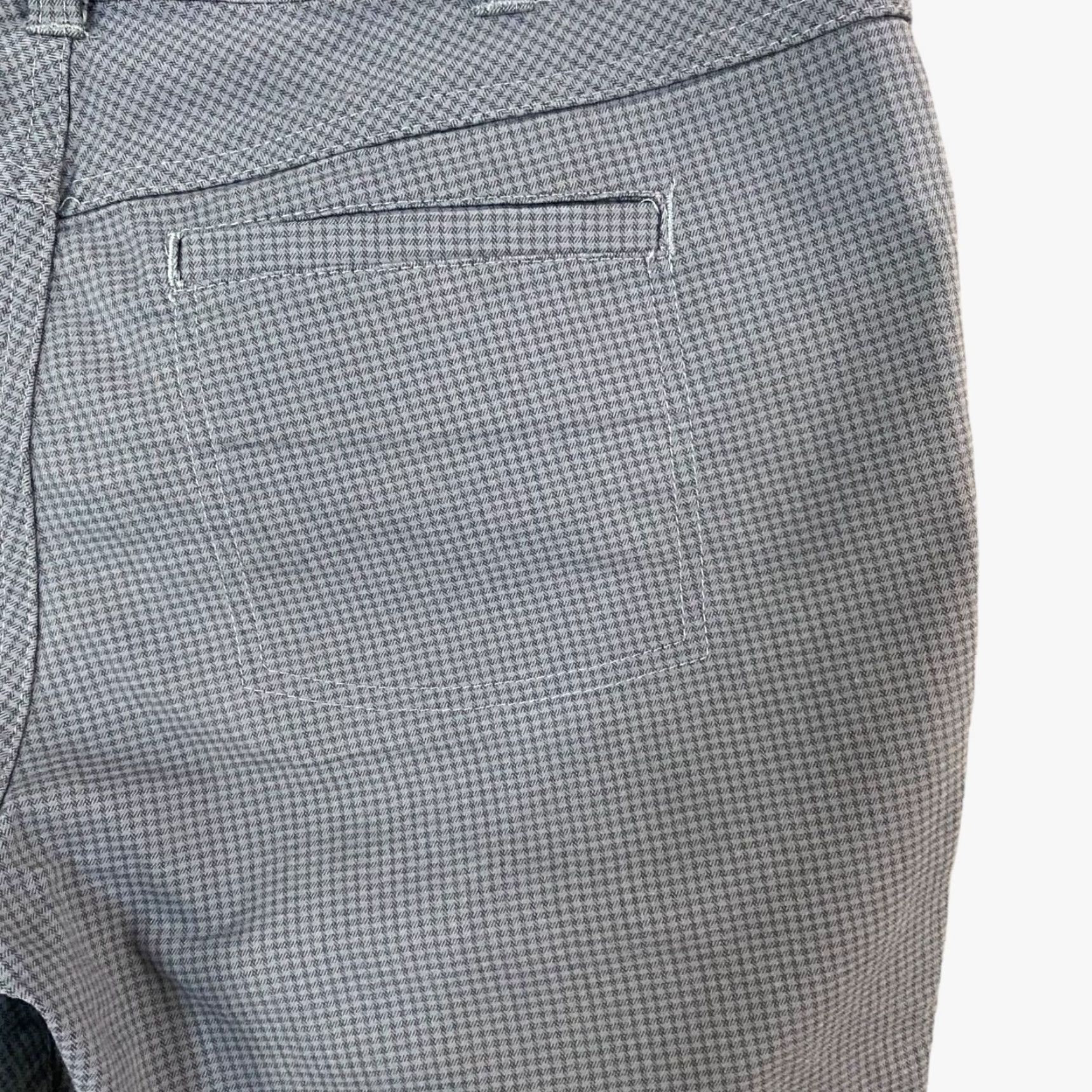 Mountain Hardwear Mountain Hardwear Wandering Bermuda Shorts Women's 4 Gray Plaid Hiking Outdoors Size 27" / US 4 / IT 40 - 7 Thumbnail