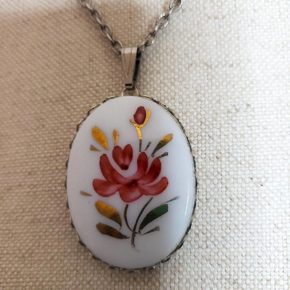 Designer Ladies Vintage Flower Pendant Necklace Size ONE SIZE - 1 Thumbnail
