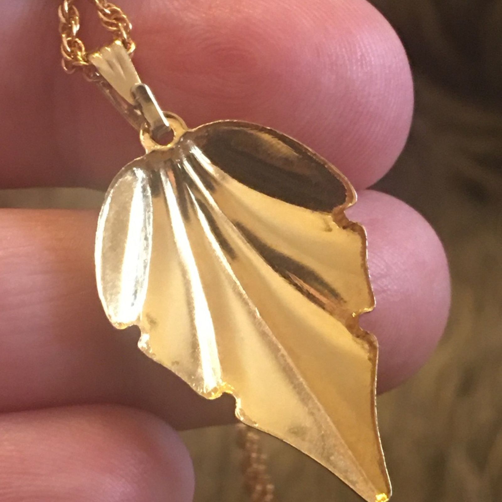 Jewelry Sparkle enamel leaf pendant on gold chain necklace Size ONE SIZE - 8 Thumbnail
