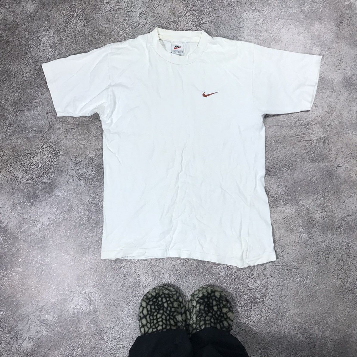 Vintage Vintage 90s Nike Swoosh Tee Sun Faded Streetwear Slim XL Size US XL / EU 56 / 4 - 1 Thumbnail