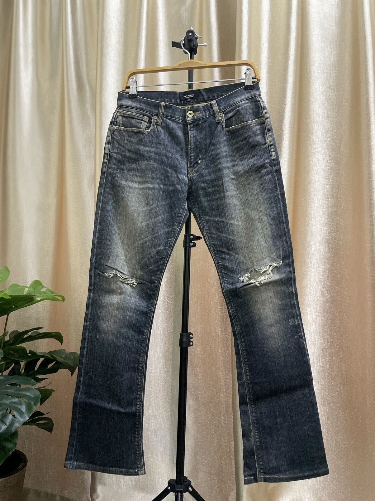 Burberry BURBERRY BLACK LABEL DISTRESSES DENIM Size 30" / US 8 / IT 44 - 1 Thumbnail