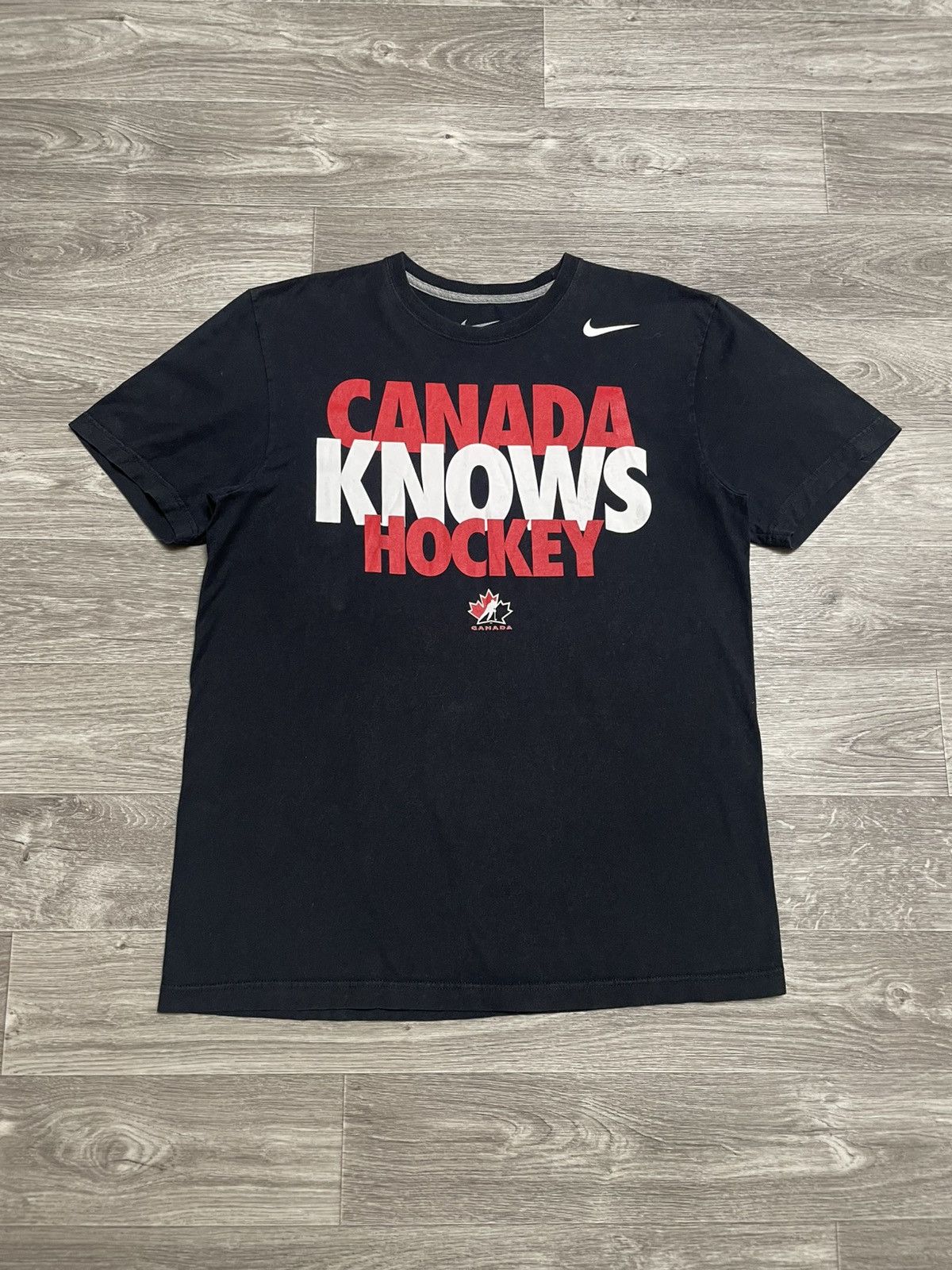 Nike Vintage Nike Canada Knows Hockey T-Shirt Size US L / EU 52-54 / 3 - 1 Thumbnail
