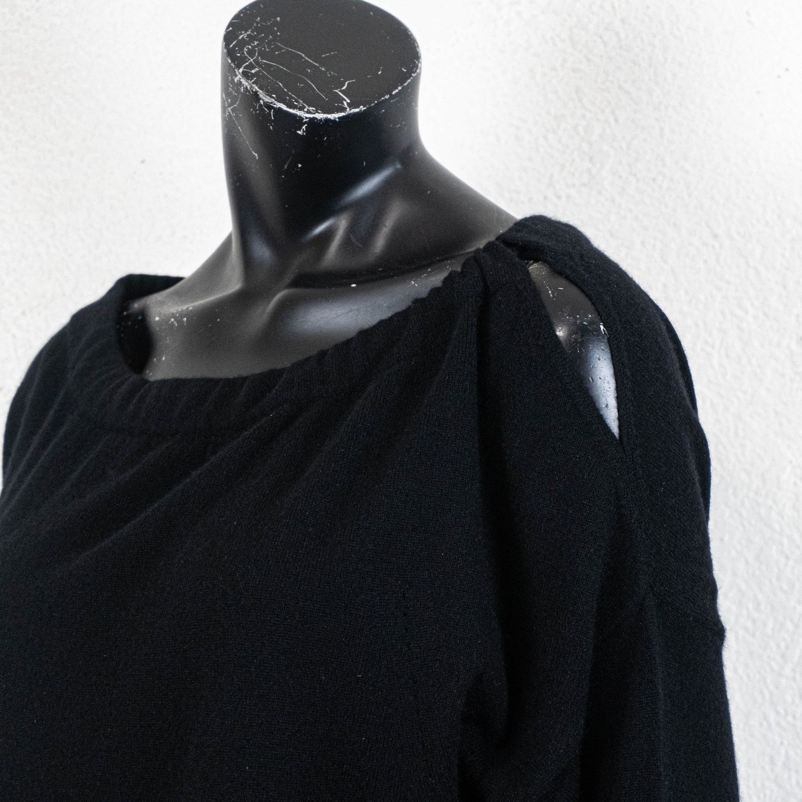 Vince Vince 100% Cashmere Cold Shoulder Sweater in black Large Size L / US 10 / IT 46 - 10 Thumbnail