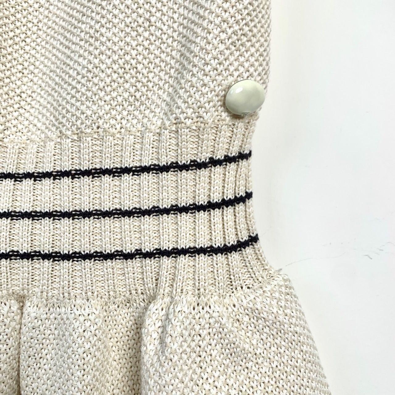 Chanel Chanel Beige Knit Sleeveless Bow Ribbon Dress Crew Neck Size Size XXS / US 00 / IT 34 - 4 Thumbnail