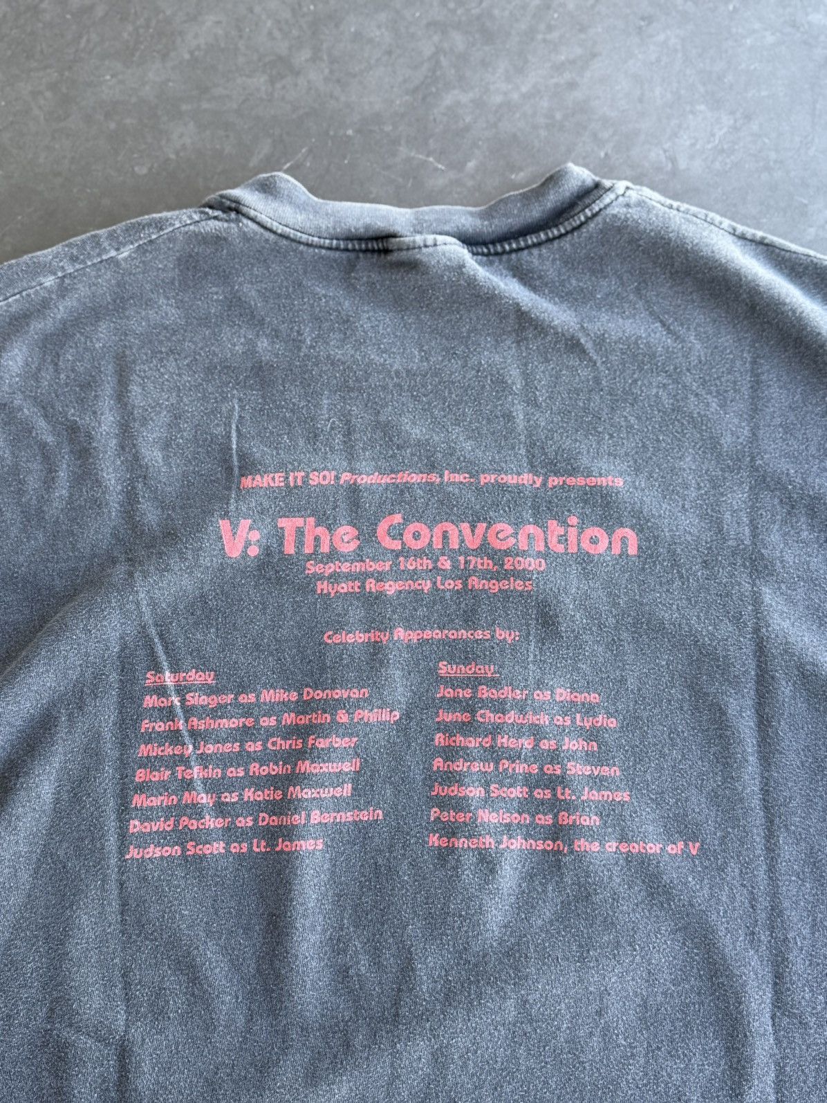 Vintage Vintage Y2K ‘V: The Convention’ Tee Size US XL / EU 56 / 4 - 5 Thumbnail