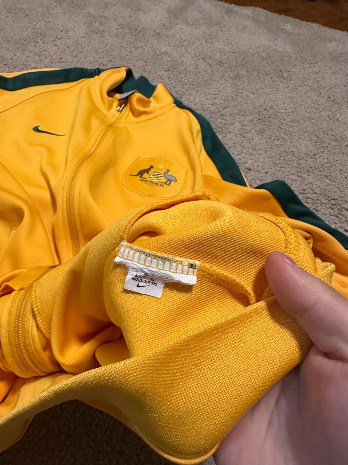Nike AUSTRALIA N98 AUTHENTIC FOOTBAL SOCCER JACKET NIKE sz XL Size US XL / EU 56 / 4 - 6 Thumbnail