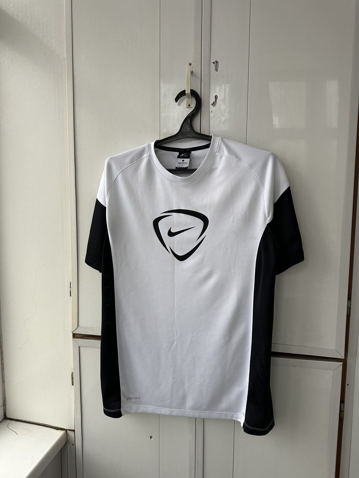 Nike Vintage Nike T-shirt Centre Logo Size US L / EU 52-54 / 3 - 2 Thumbnail
