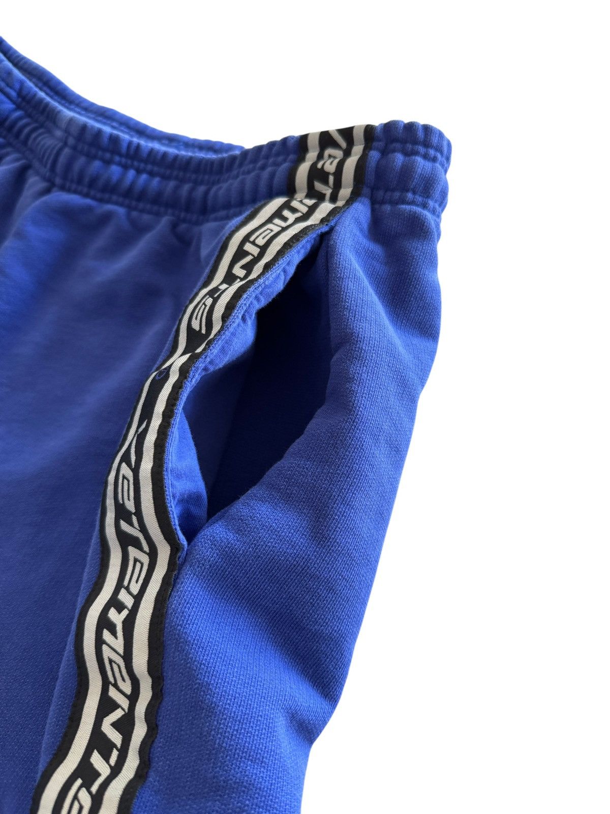 Vetements *RARE* VETEMENTS GVASALIA TAPE LOGO V SHORT SWEATPANTS Size US 34 / EU 50 - 12 Thumbnail