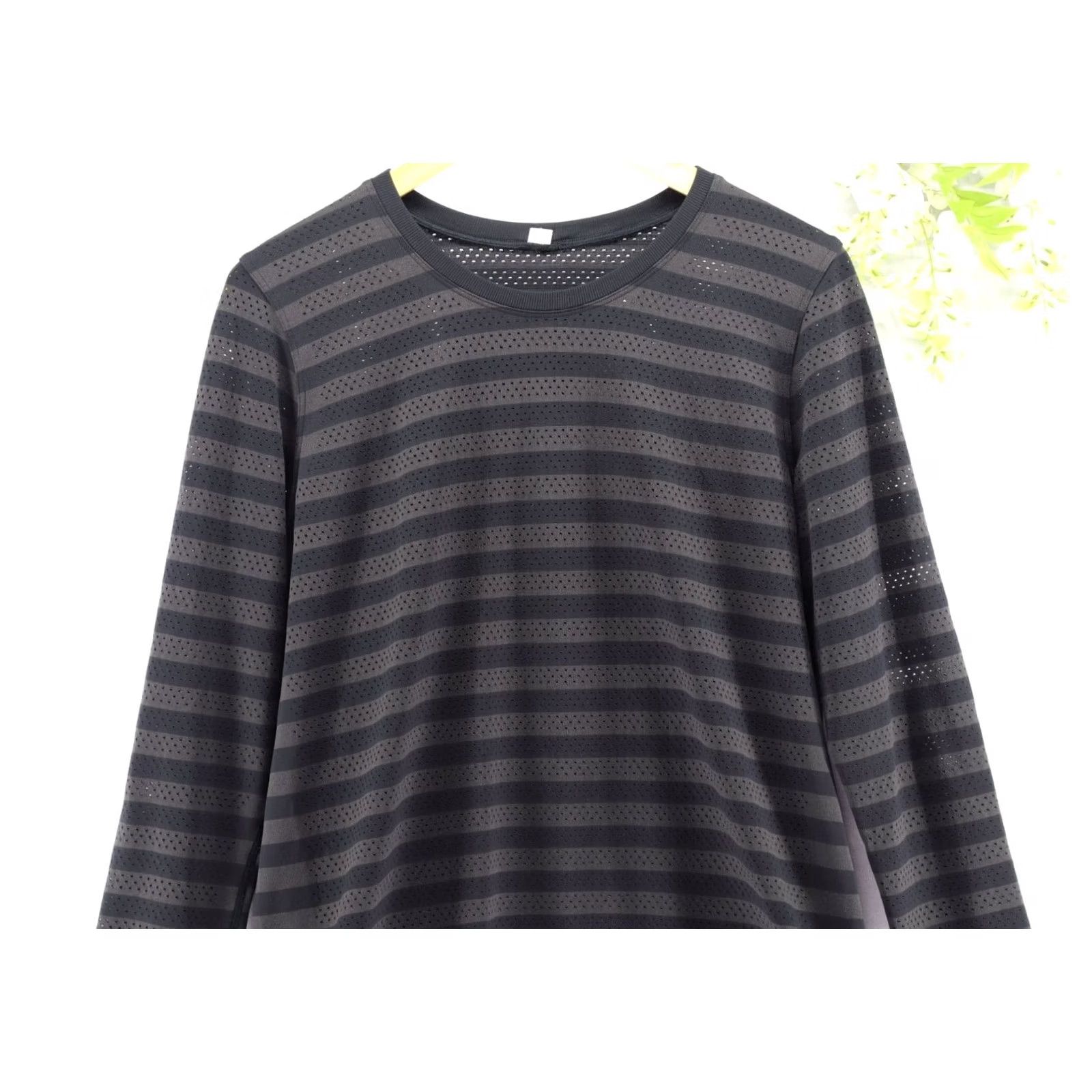 Lululemon Lululemon Women's Breeze By Long Sleeve Stripe Black / Deep Coal Sz 6 Shirt Pullover Activewear Lightweight Breathable Stretch Athletic Casual Size M / US 6-8 / IT 42-44 - 3 Thumbnail