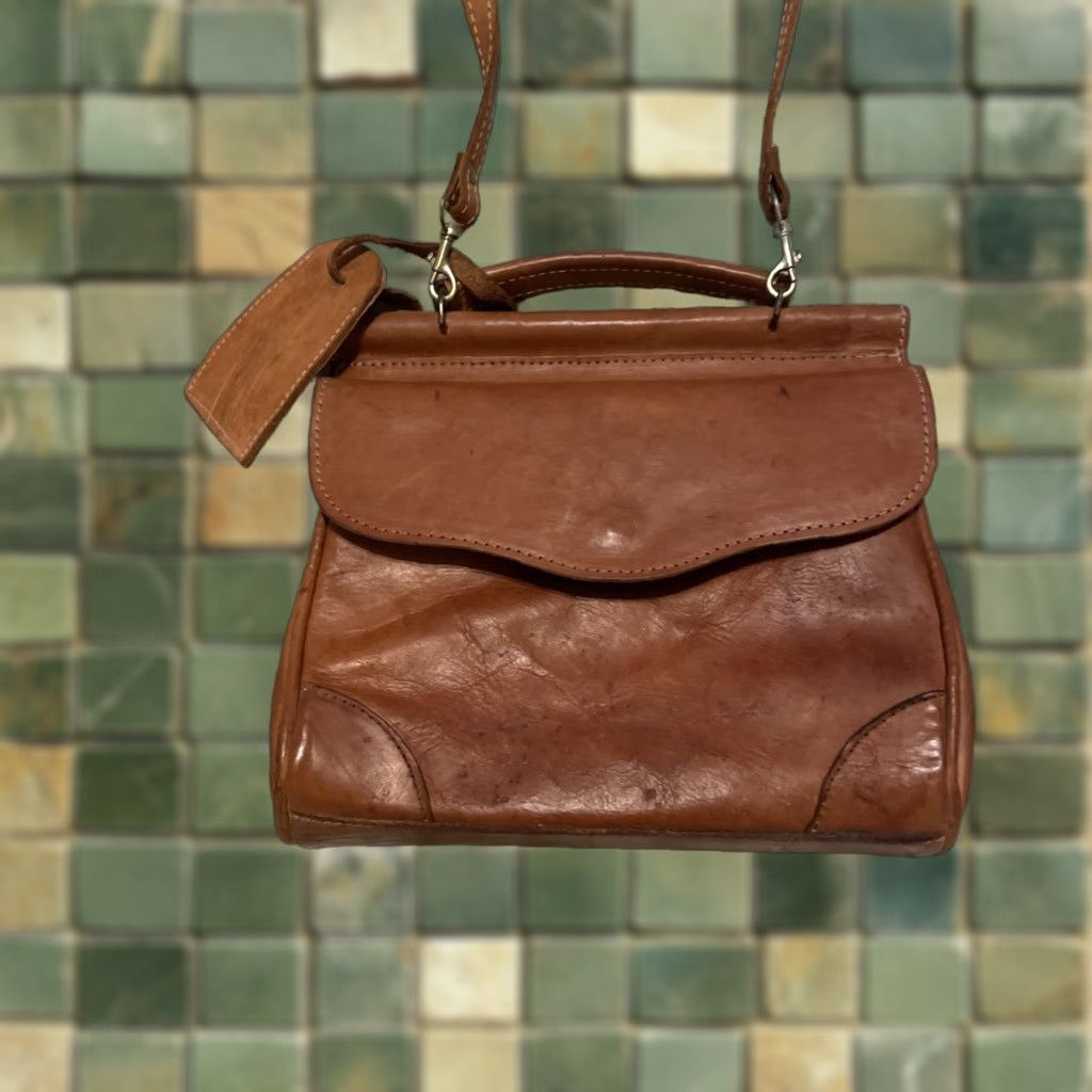 Vintage VINTAGE Tan Cognac Leather Messenger Cross Body Bag Purse Lined Paraguay Women's Medium Tan Beige Crossbody Adjustable Strap Lined Size ONE SIZE - 1 Thumbnail