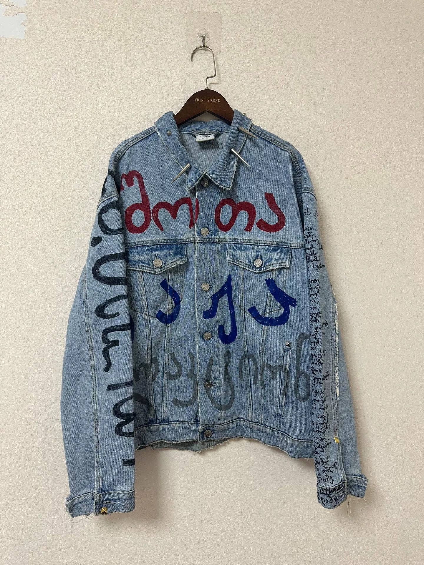 Vetements vetements graffiti studded denim jacket Size US S / EU 44-46 / 1 - 1 Thumbnail