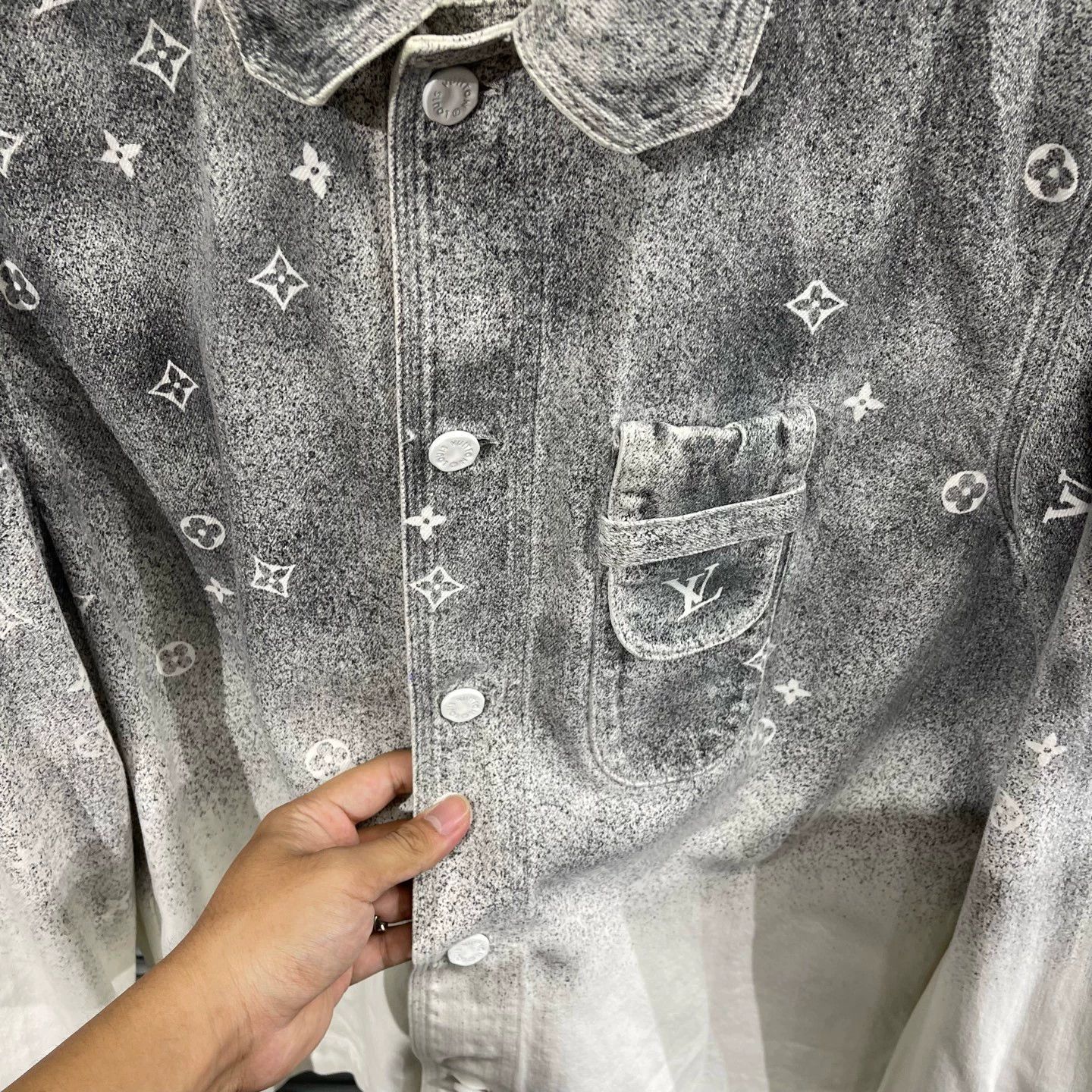 Louis Vuitton Louis Vuitton Galaxy Gradient Denim Jacket L 99% new stains Size US L / EU 52-54 / 3 - 4 Thumbnail