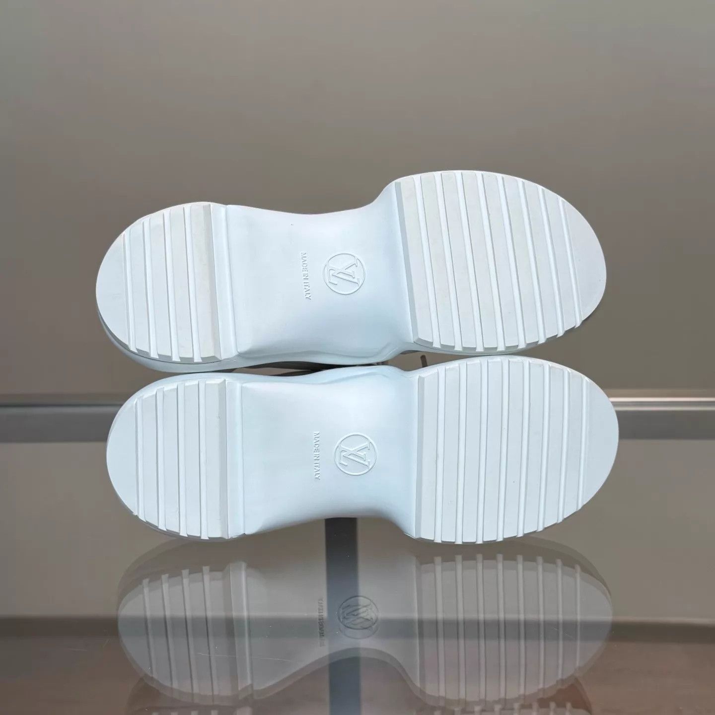 Louis Vuitton LV Archlight White Embossed All-Over Dad Shoe 38 99 Size US 7.5 / IT 37.5 - 7 Thumbnail