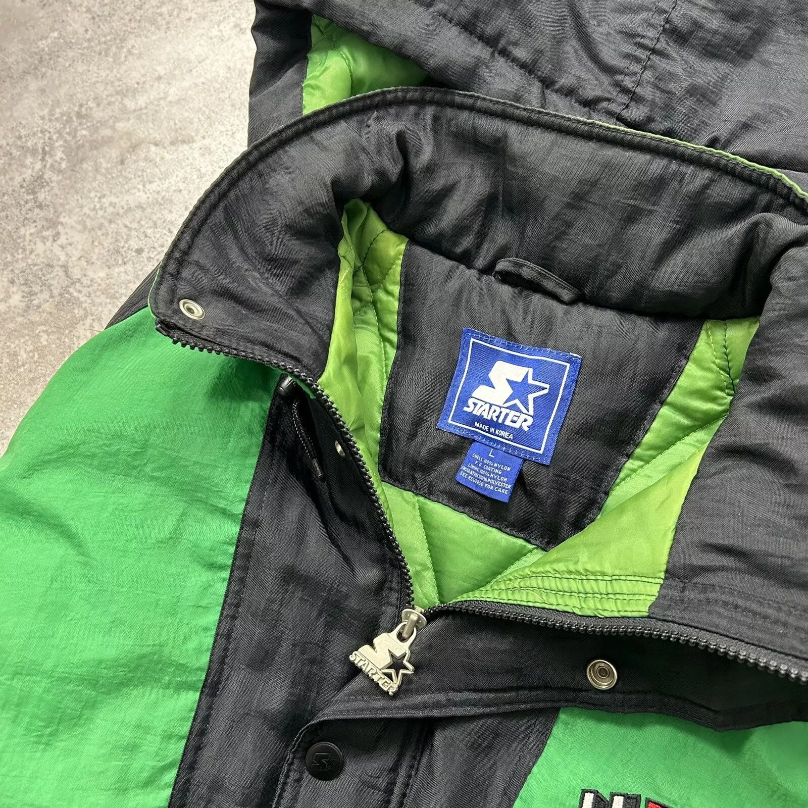 NCAA × Starter × Vintage HAWAII RAINBOW WARRIORS STARTER PUFFER JACKET SIZE L BLACK Size US L / EU 52-54 / 3 - 6 Thumbnail