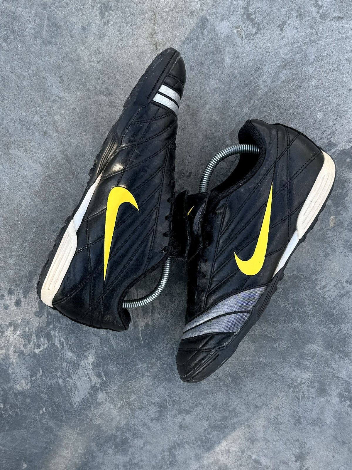 Nike VINTAGE NIKE Y2K HYPE 00s SNEAKERS FOOTBALL CLEATS BLOKECORE Size US 10 / EU 43 - 2 Thumbnail