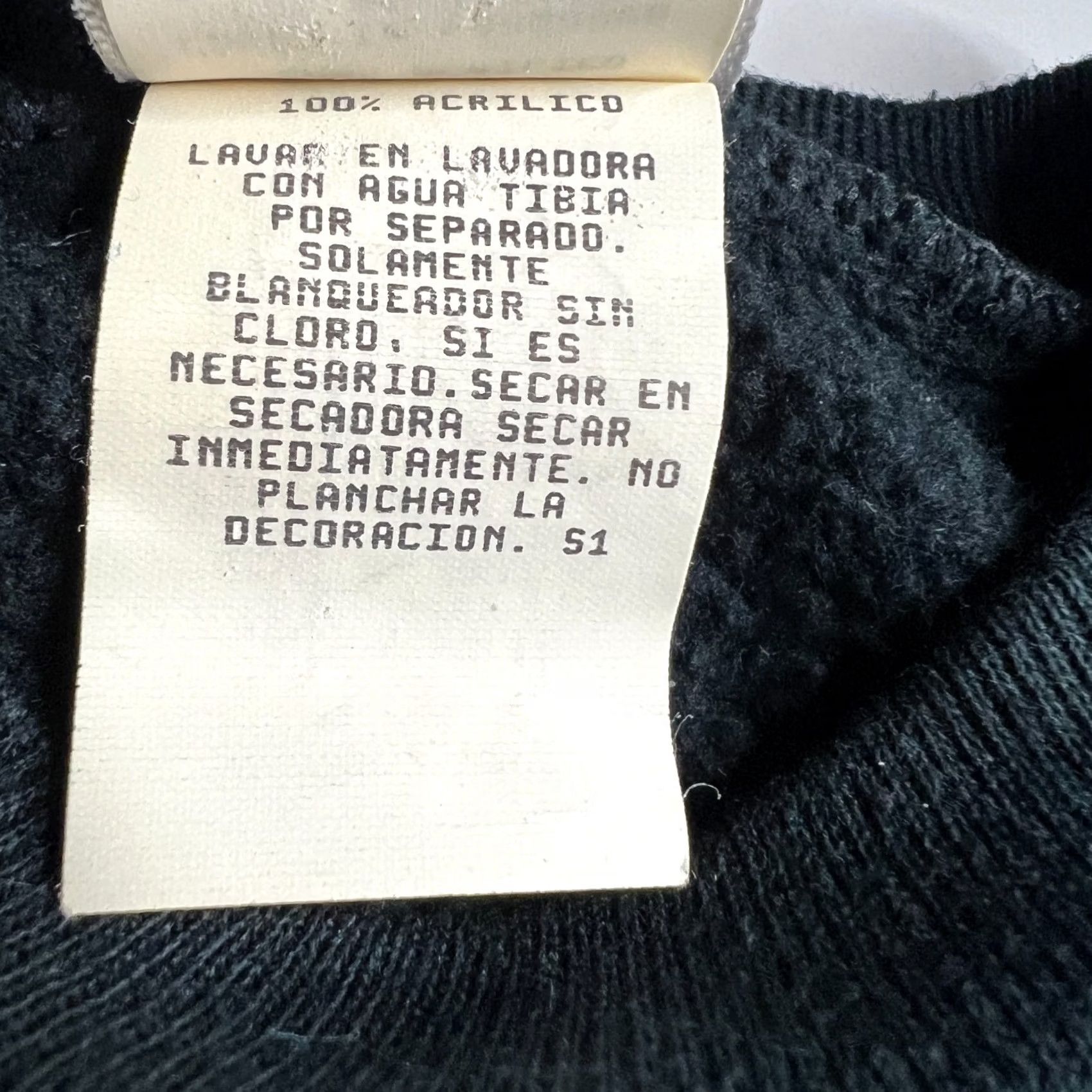 Etro VINTAGE Extreme Dinosaurs Sweatshirt Boys 4 Black 1997 90s Crewneck Long Sleeve Cartoon Graphic Vintage 1990s Authentic Licensed Graphic Sweatshirt Size US S / EU 44-46 / 1 - 6 Thumbnail