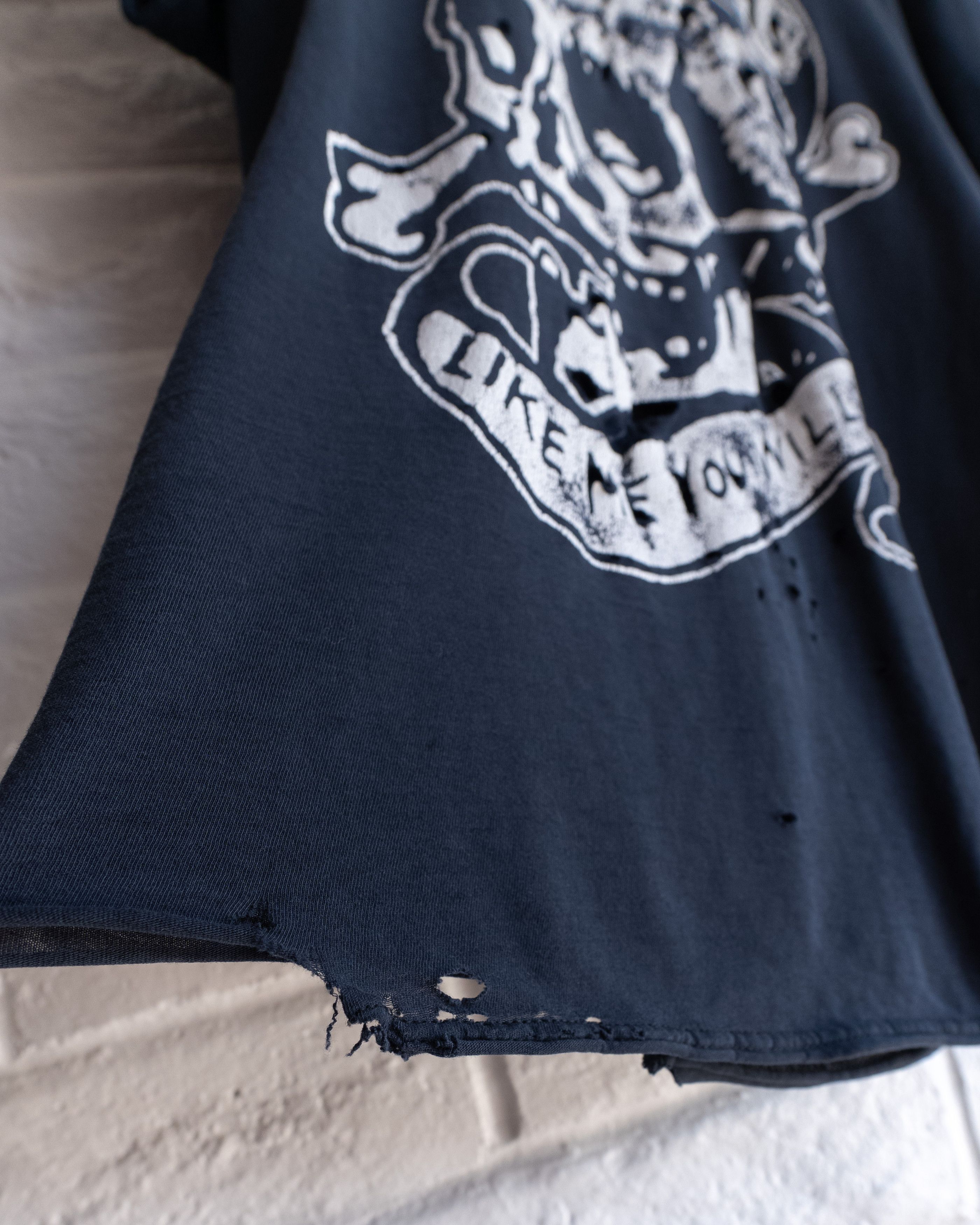 Vintage Vintage Jolly Roger Skull Print T Shirt Y2K Men's L Thrashed Size US L / EU 52-54 / 3 - 7 Thumbnail