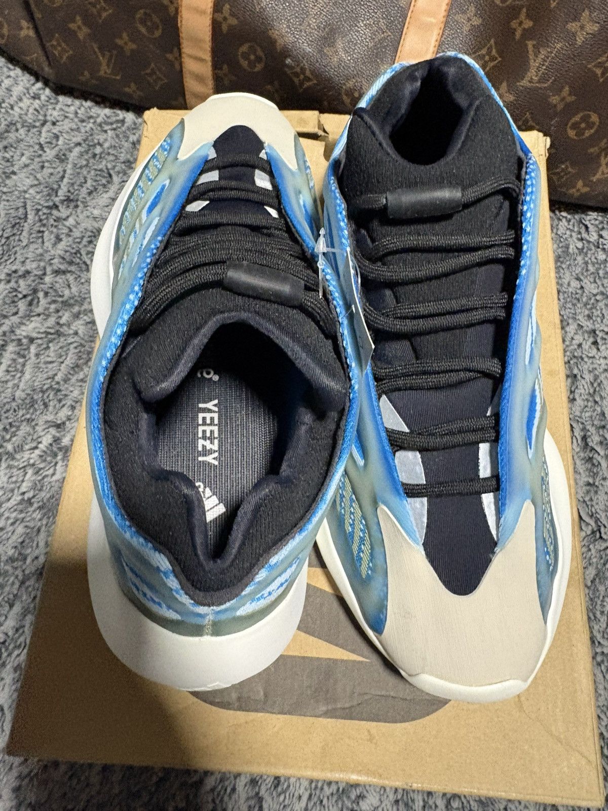 Yeezy Adidas Yeezy 700 V3 “Azareth” Size 8 Size US 8 / EU 41 - 8 Thumbnail