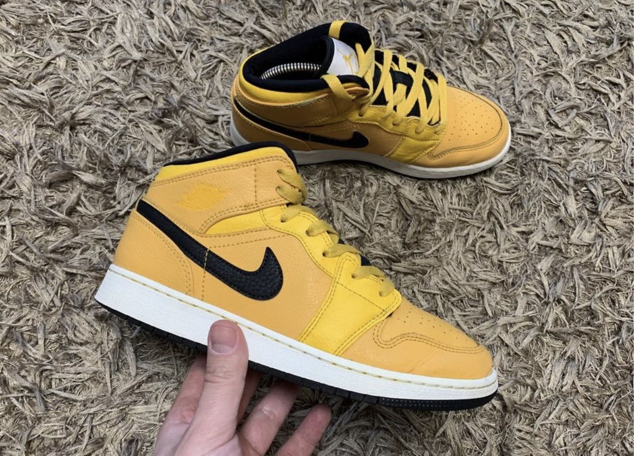 Jordan Brand Nike Air Jordan 1 misd university gold black high top 6Y sz Size US 6 / IT 36 - 2 Thumbnail