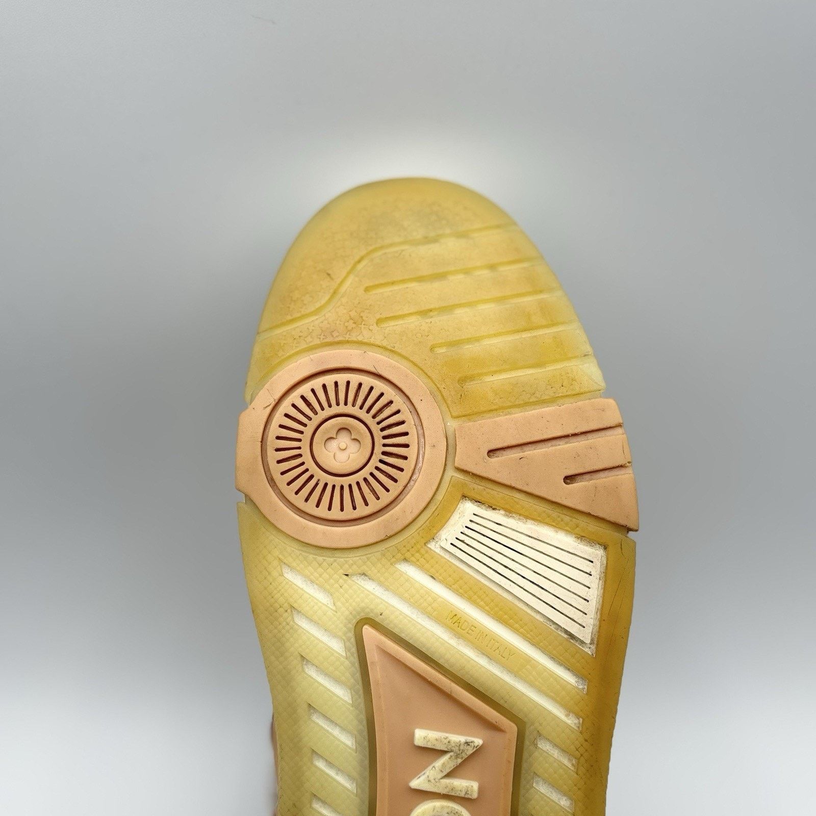 Louis Vuitton (7-7.5 US) Louis Vuitton Trainer ' Metallic, Beige ' Size US 7 / EU 40 - 19 Thumbnail