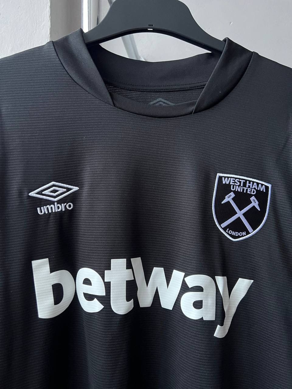 Umbro 2023 WEST HAM UNITED SPECIAL WINNERS SOCCER JERSEY SHIRT XL Size US XL / EU 56 / 4 - 4 Thumbnail