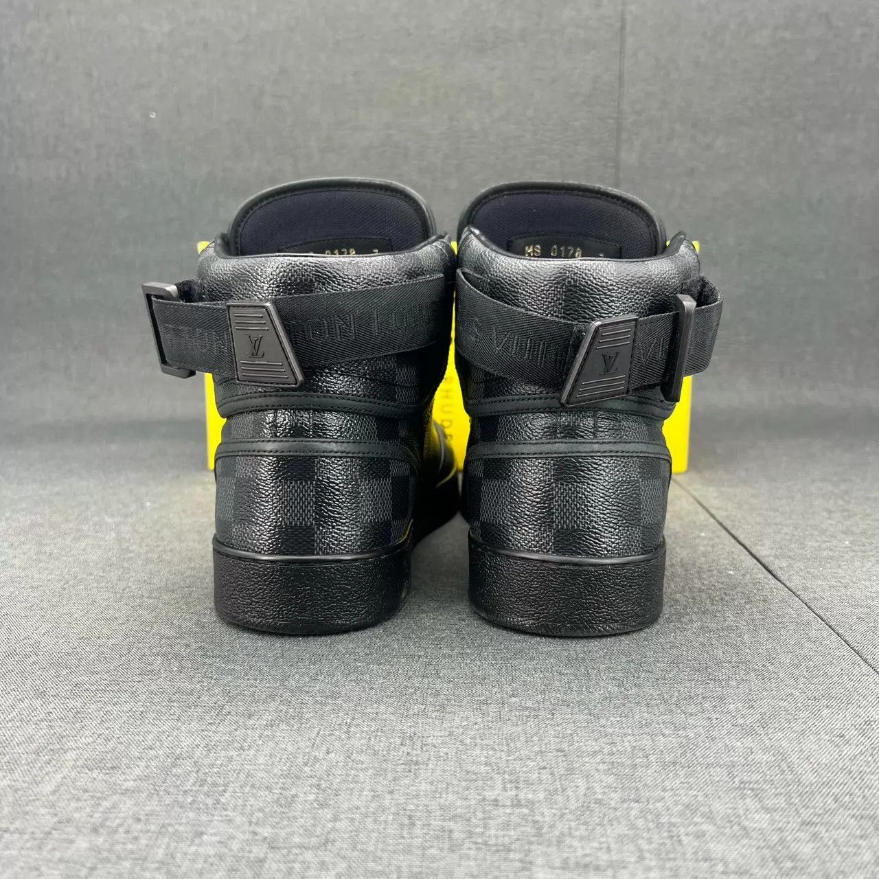 Louis Vuitton LV Rivoli Damier Black & Gray Size 7 Mint Size US 7 / EU 40 - 5 Thumbnail