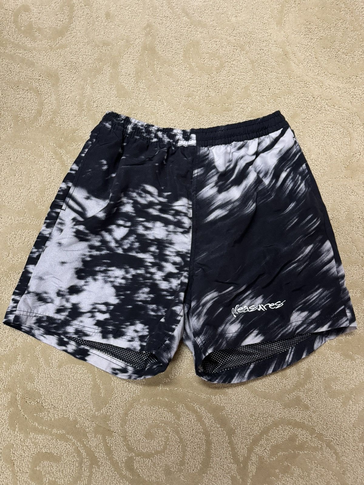 Pleasures Pleasures Black & White Graphic Shorts Size US 30 / EU 46 - 1 Thumbnail