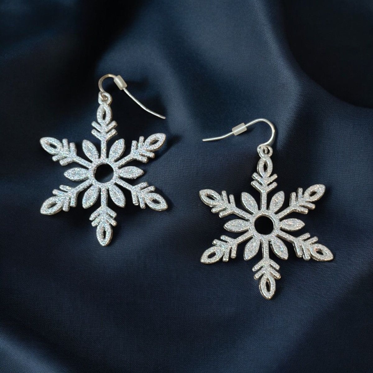 Other Glistening silver tone snowflake dangle earrings Size ONE SIZE - 1 Thumbnail