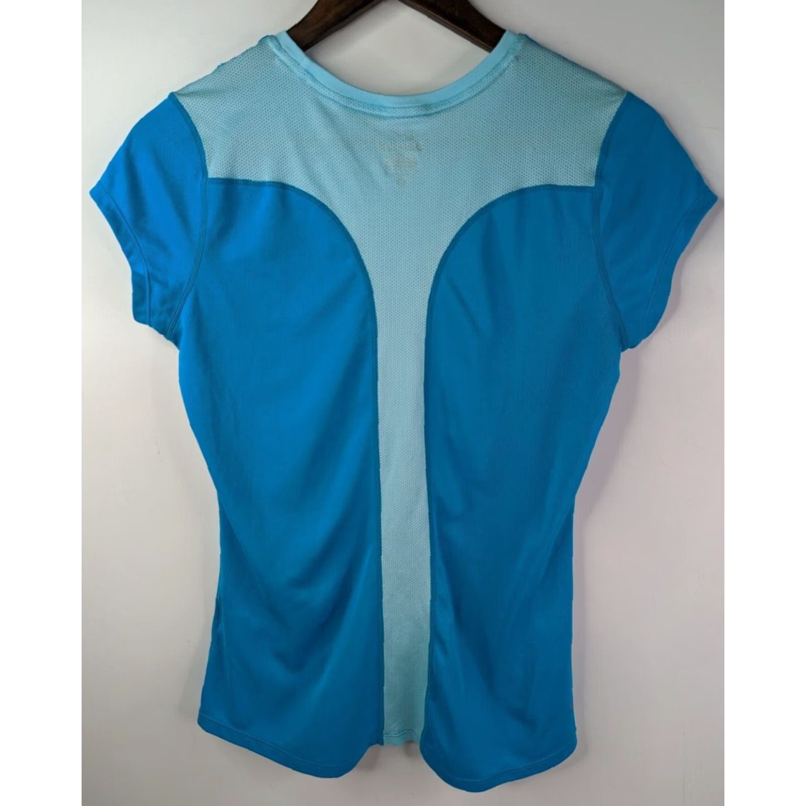 Nike Nike Shirt Women Blue Medium T-Shirt Casual Running & Jogging Breathable Lightweight 100% Polyester 645443 Size M / US 6-8 / IT 42-44 - 4 Thumbnail